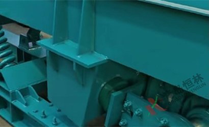 青島恒林工業(yè)集團(tuán)設(shè)計(jì)生產(chǎn)的鐵模覆砂自動(dòng)化造型線振動(dòng)輸送槽試車(chē)中